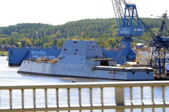 (巴斯鋼鐵船廠碼頭上的DDG-1001"孟蘇爾"號(hào))