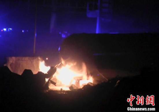 火災(zāi)現(xiàn)場，可以看到一個儲氣罐正在熊熊燃燒。